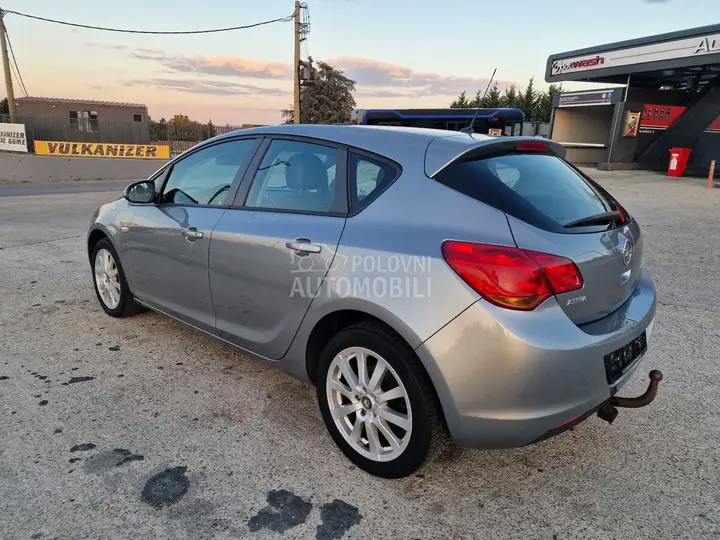 Opel Astra J 2010 photo 4
