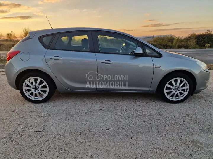 Opel Astra J