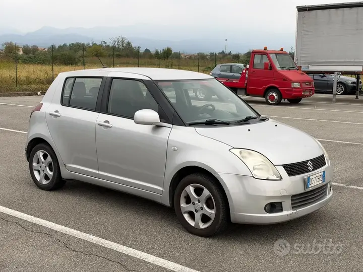 Suzuki Swift 2005 photo 2