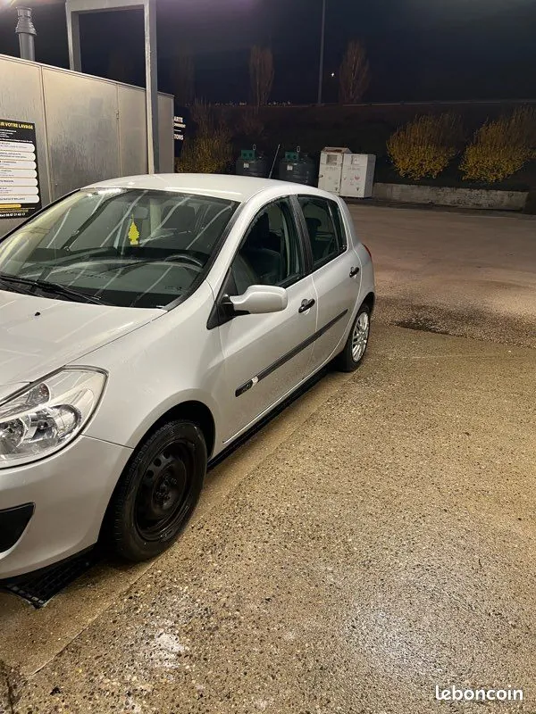Renault Clio 2005 photo 2