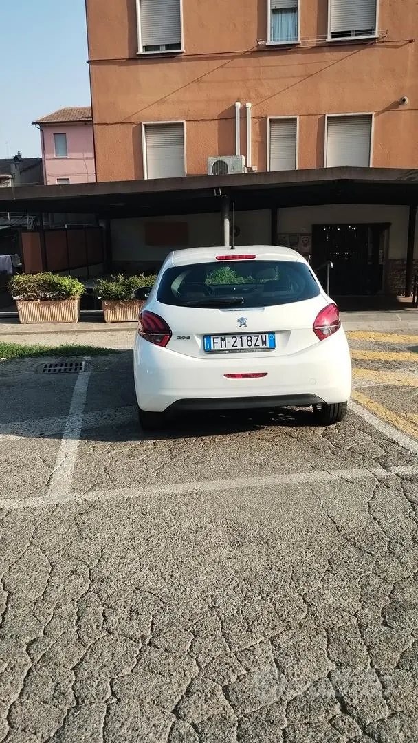 Peugeot 208 2017 photo 2
