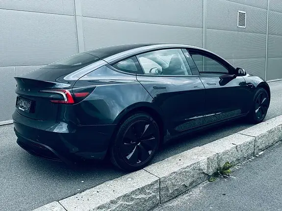 Tesla Model 3 2025 photo 4