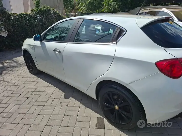 Alfa Romeo Giulietta 2011 photo 5