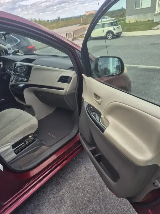 Toyota Sienna 2011 photo 3