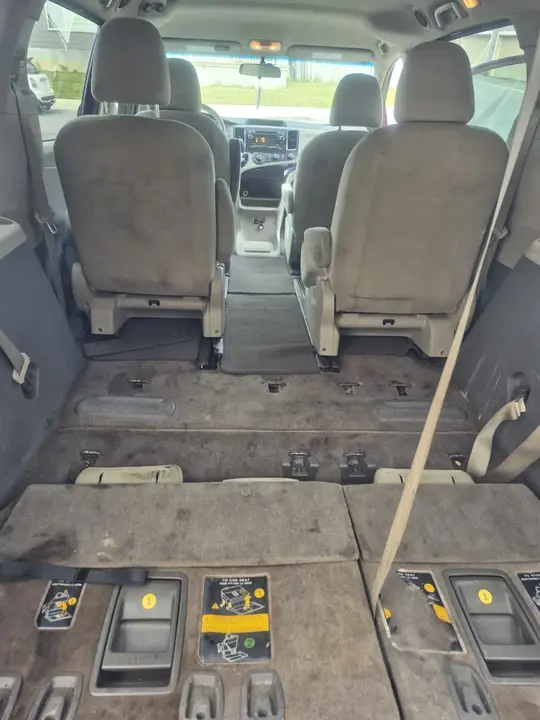 Toyota Sienna 2011 photo 4