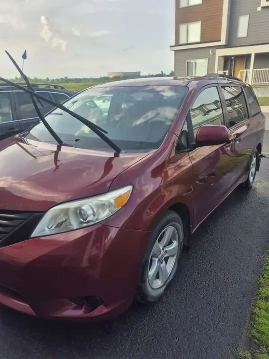 Toyota Sienna 2011 photo 2