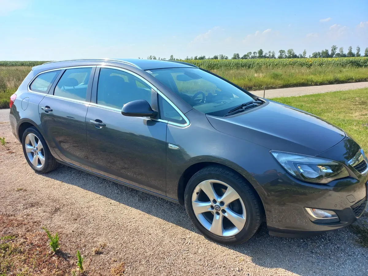 Opel Astra 2011 photo 2