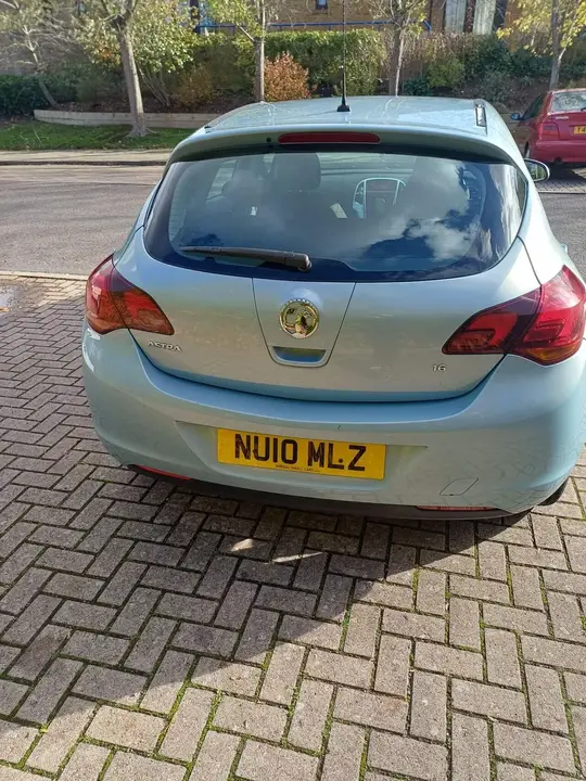 Vauxhall Astra 2010 photo 4