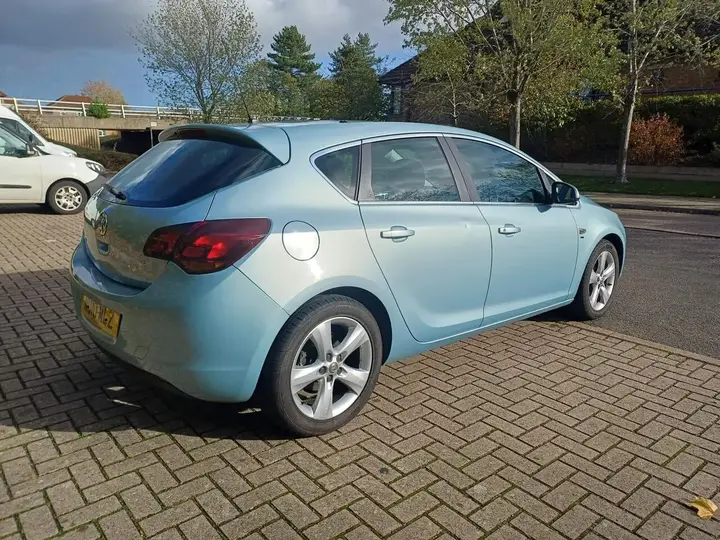Vauxhall Astra 2010 photo 5