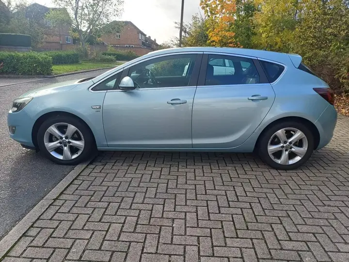 Vauxhall Astra 2010 photo 2