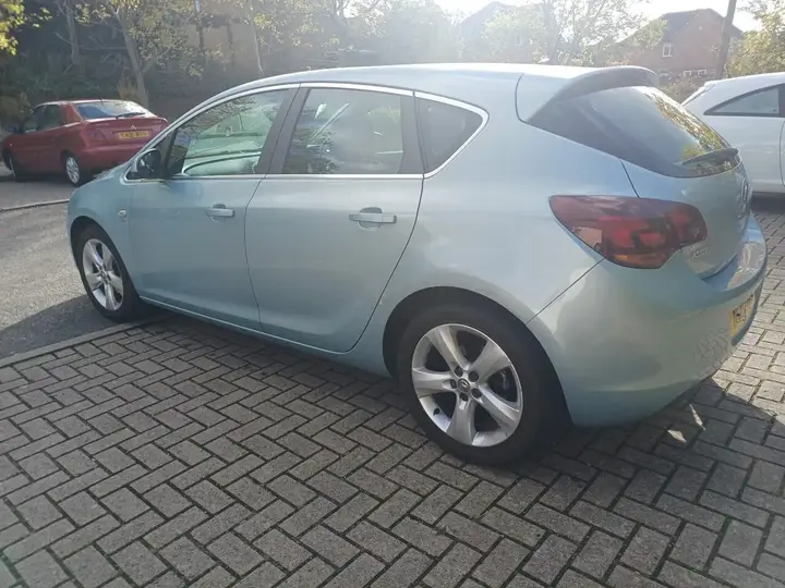 Vauxhall Astra 2010 photo 3