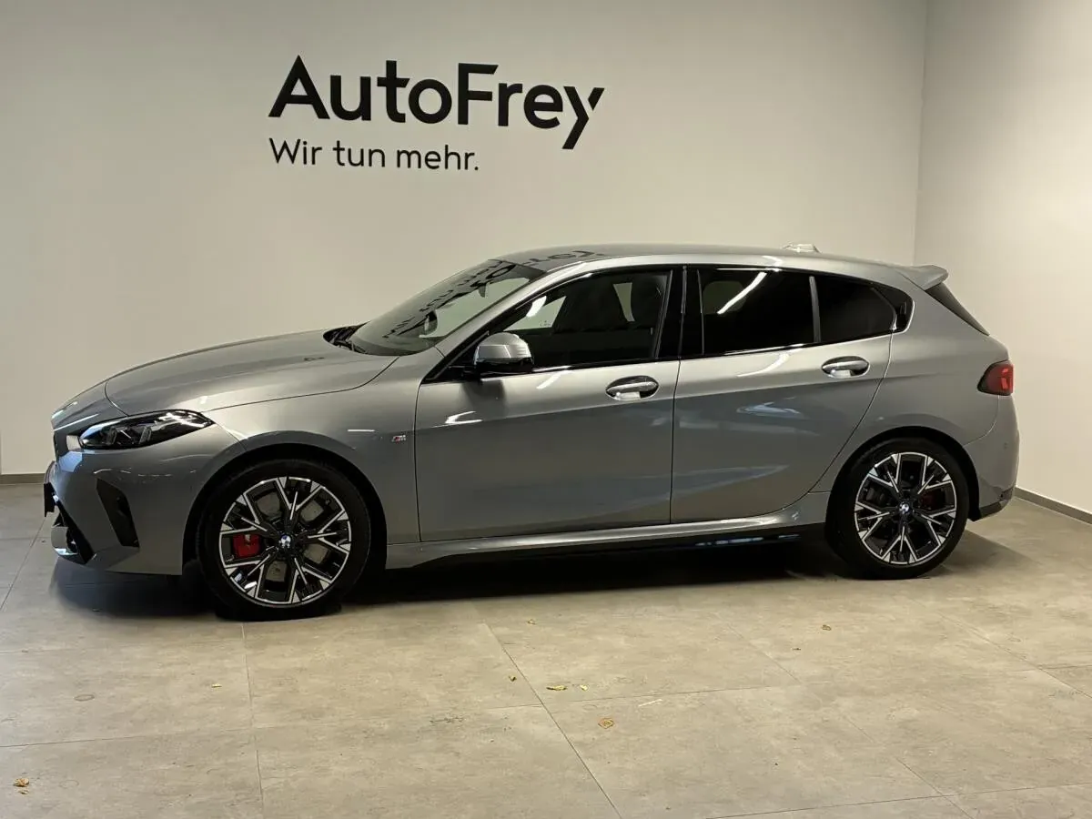 BMW 1 Series 2025 photo 2