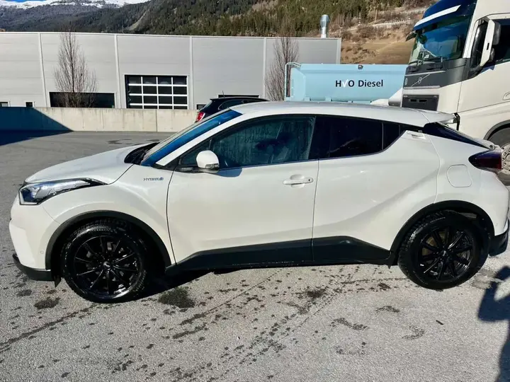 Toyota C-Hr 2017 photo 2