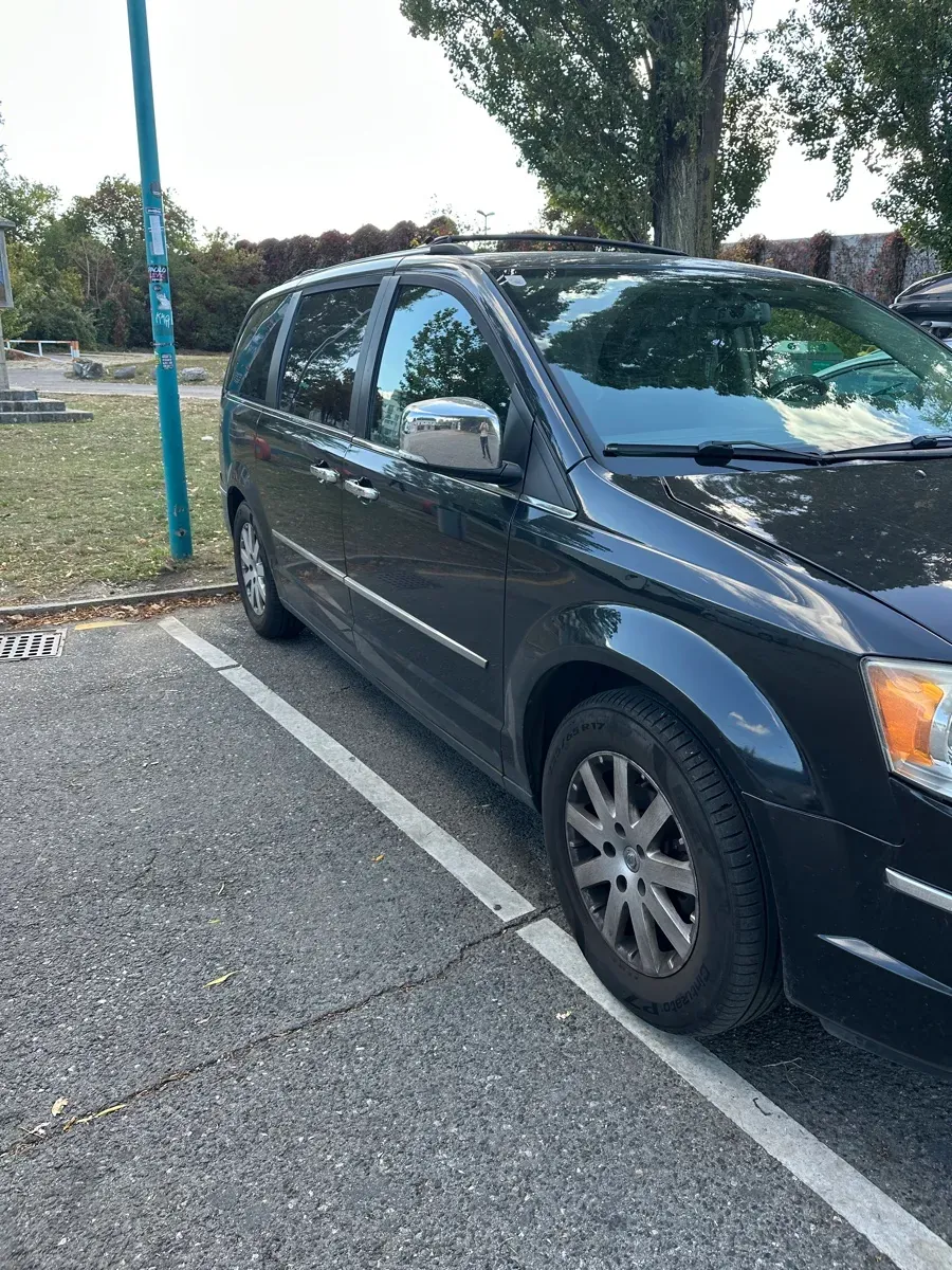 Chrysler Voyager 2010 photo 2