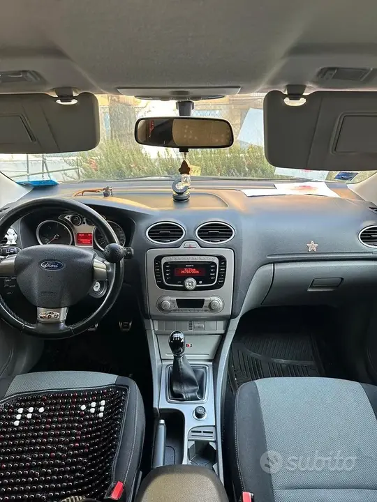 Ford Focus 2010 photo 2