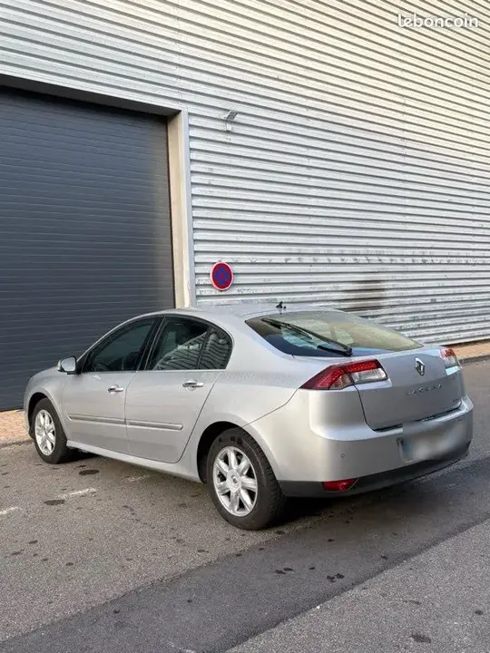 Renault Laguna 2010 photo 3