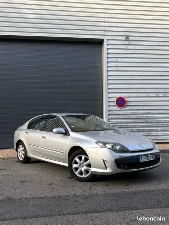Renault Laguna 2010 photo 2