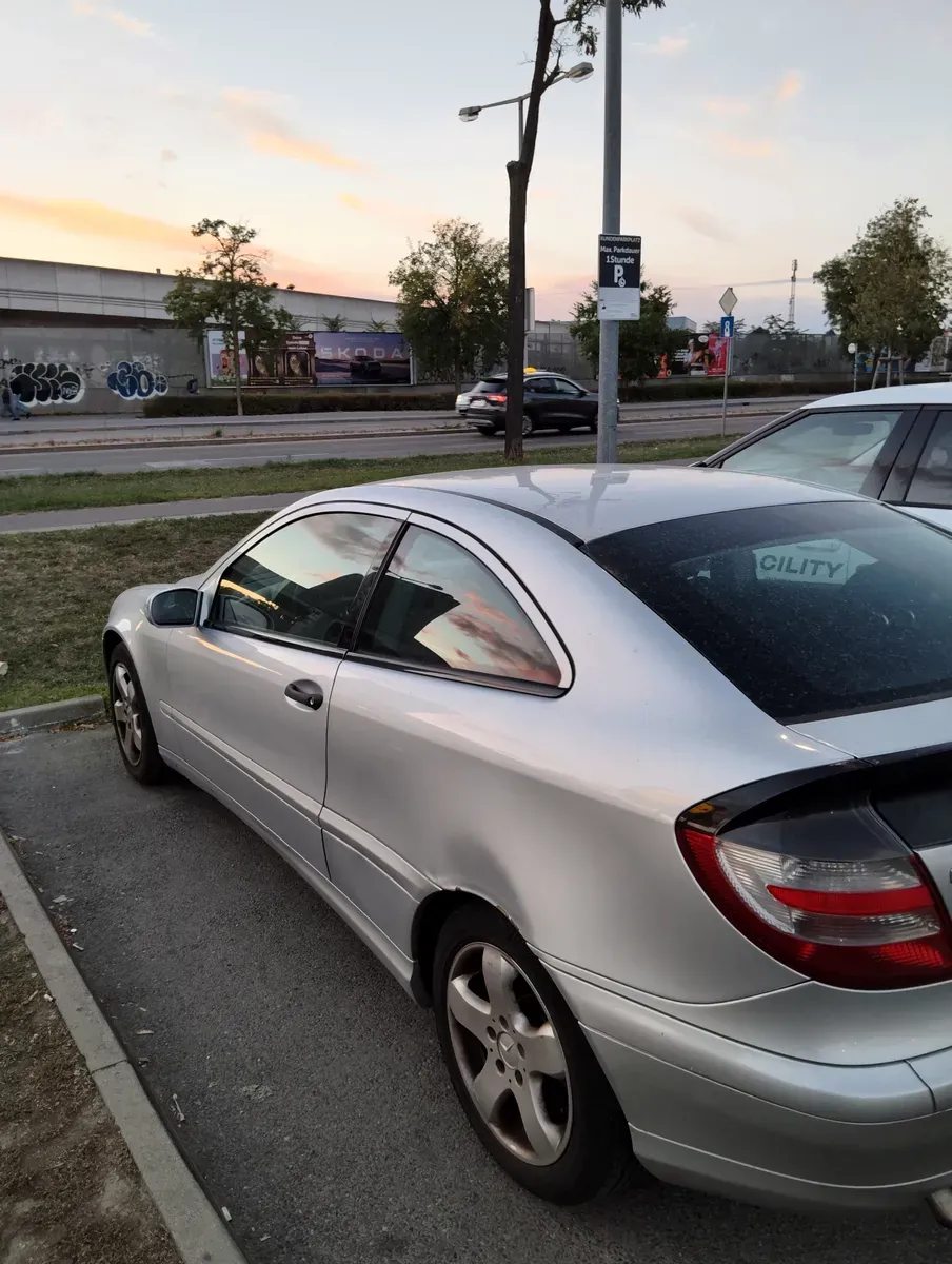 Mercedes-Benz C-Class 2004 photo 2