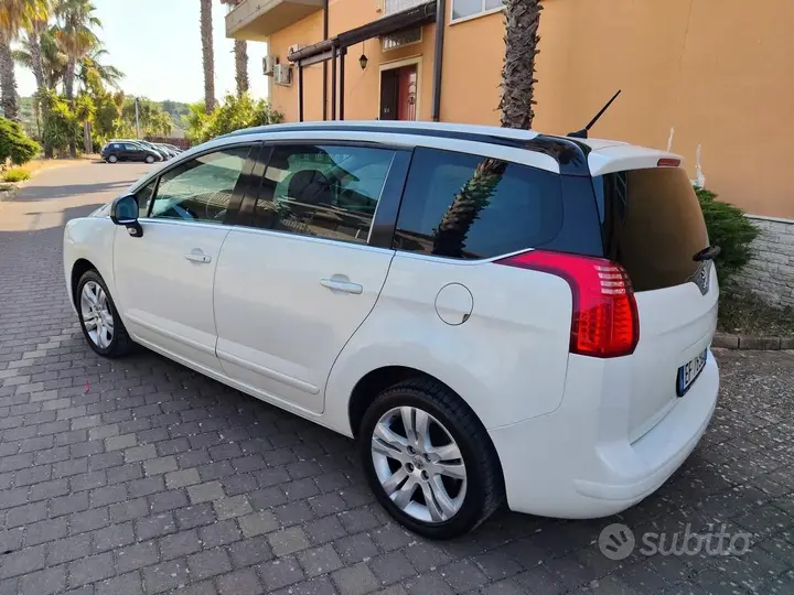 Peugeot 5008 2011 photo 3