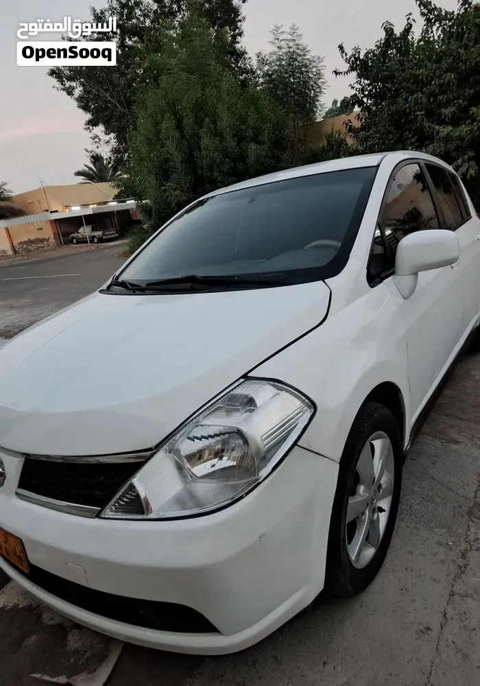 Nissan Tiida 2011 photo 2