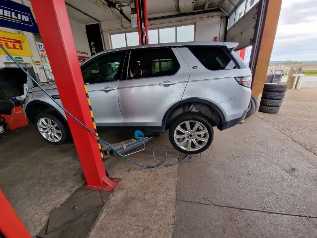 Land Rover Discovery Sport 2018 photo 3