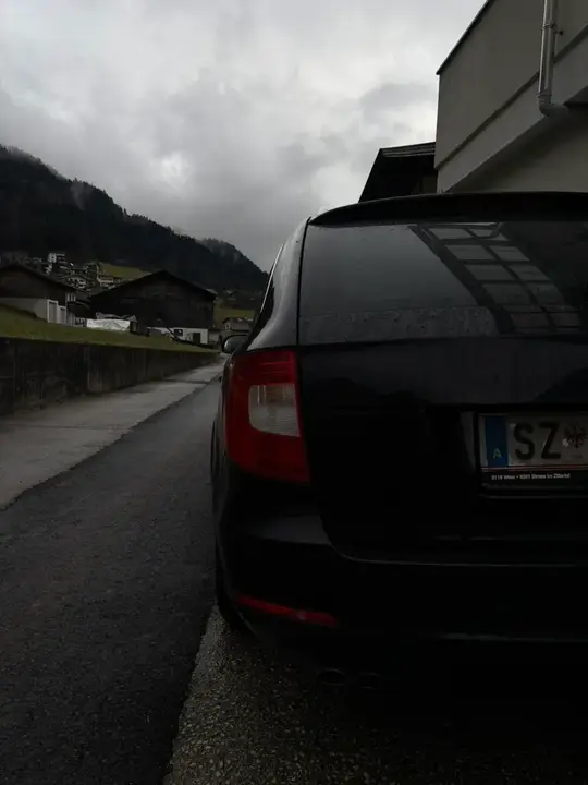 Skoda Superb 2011 photo 2