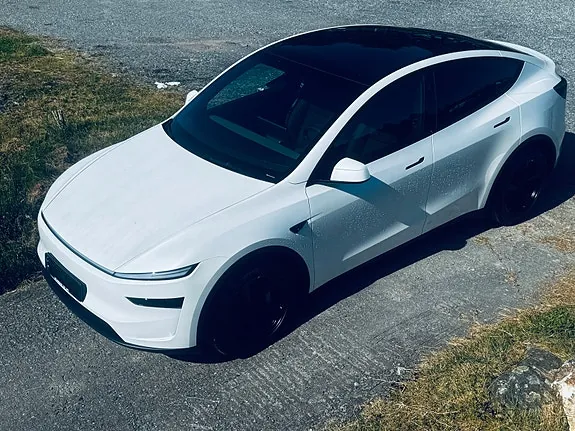 Tesla Model Y 2026 photo 2
