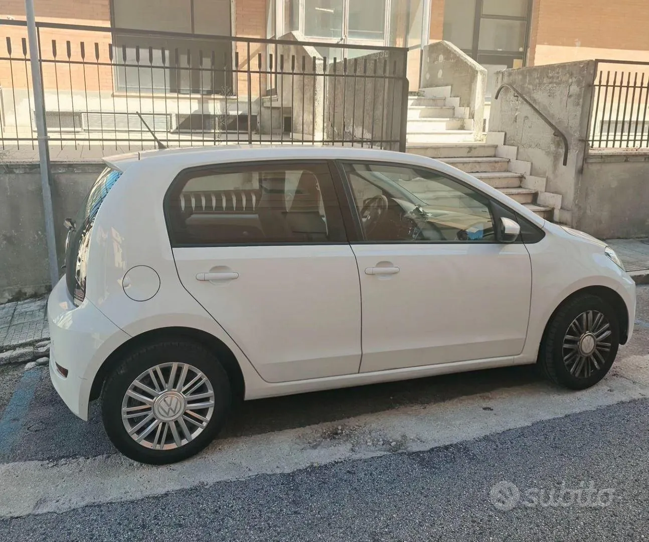 Volkswagen Up 2023 photo 2
