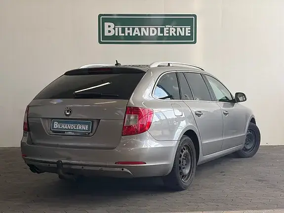 Skoda Superb 2010 photo 2