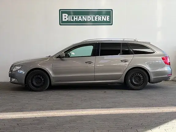 Skoda Superb 2010 photo 4