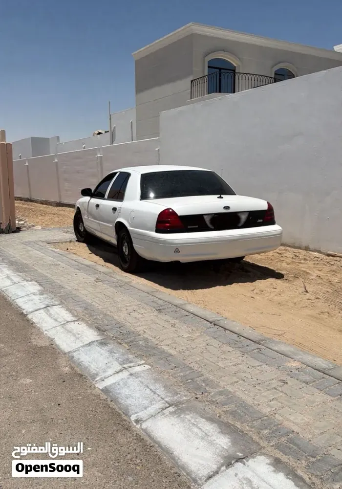 Ford Crown Victoria 2011 photo 3