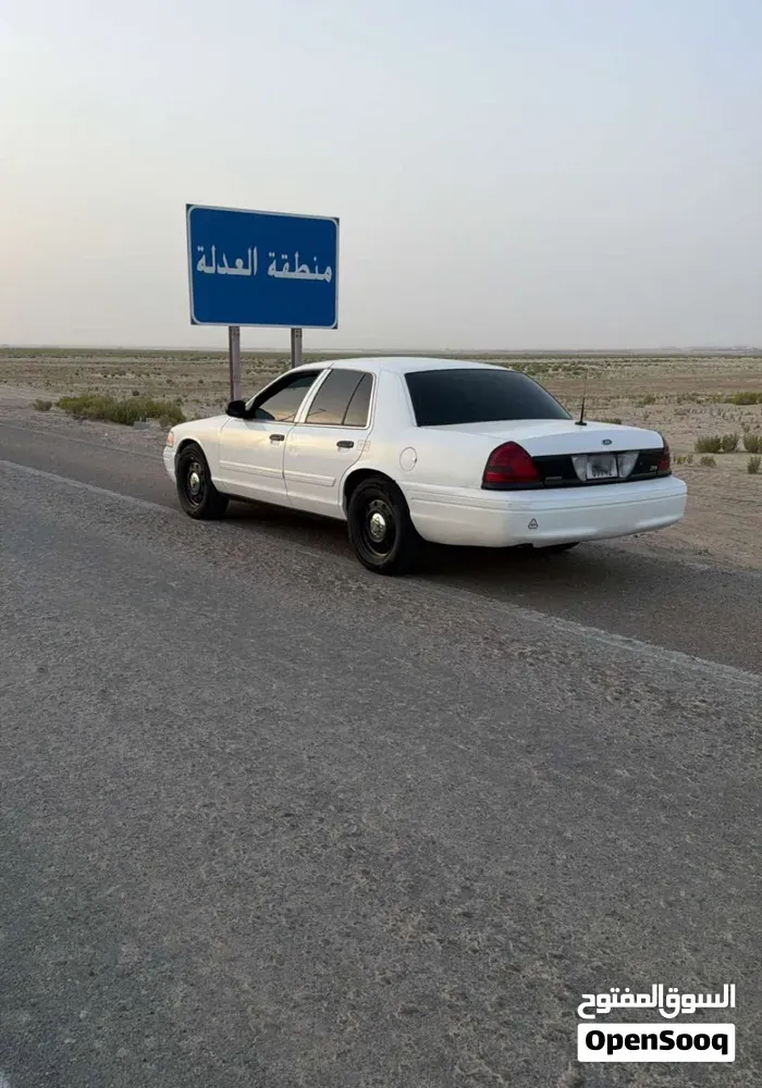 Ford Crown Victoria 2011 photo 2