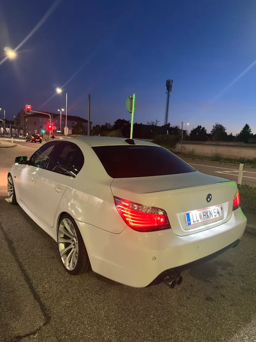 BMW 5 Series 2009 photo 2