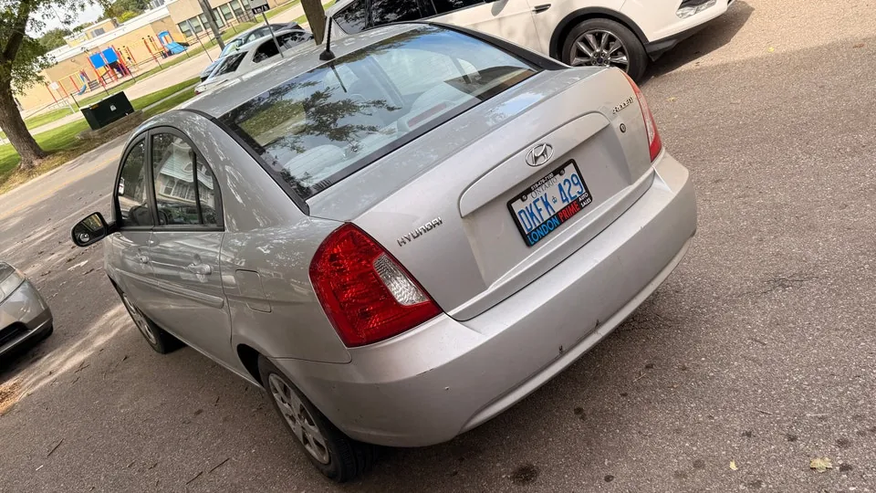 Hyundai Accent 2010 photo 2