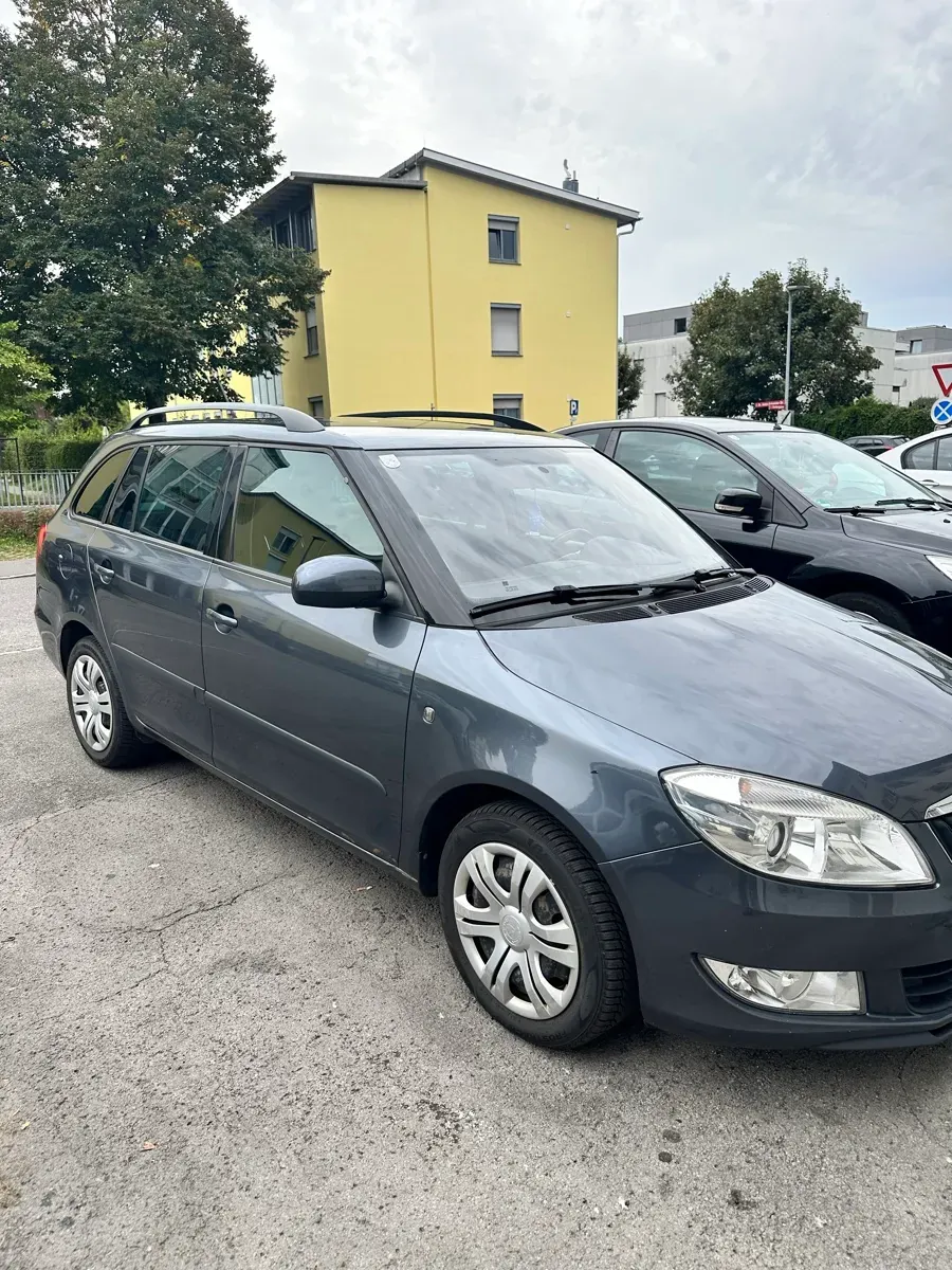 Skoda Fabia 2011 photo 3