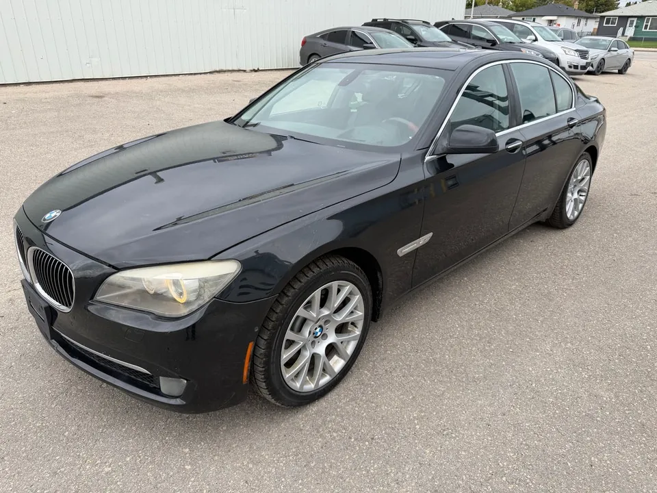 BMW 7 Series 2010 photo 2