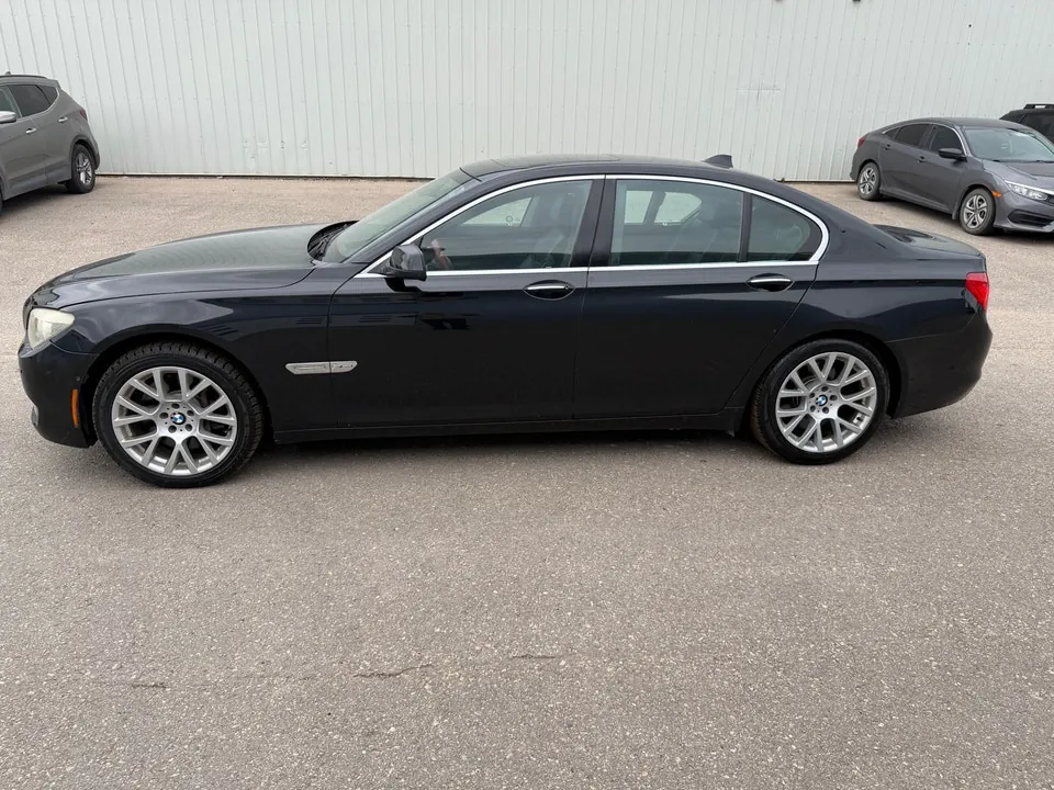 BMW 7 Series 2010 photo 3