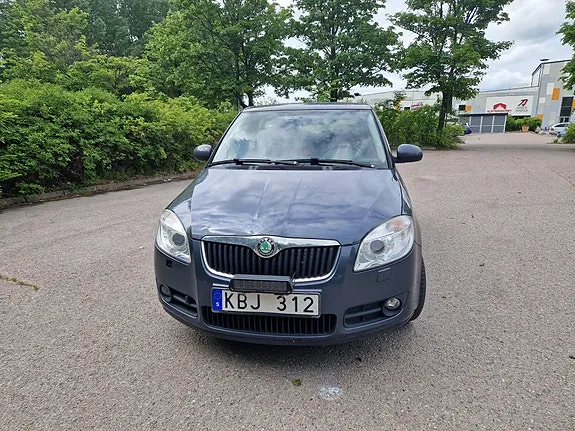 Skoda Fabia 2010 photo 2
