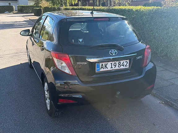 Toyota Yaris 2013 photo 2