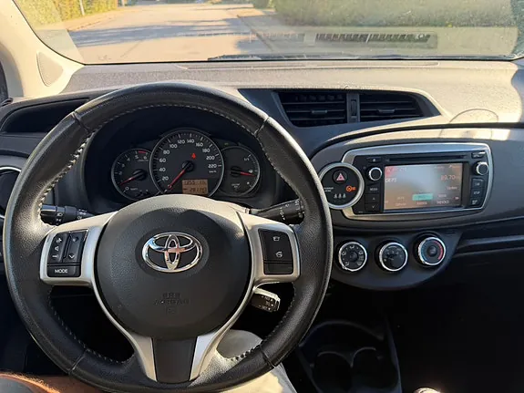 Toyota Yaris 2013 photo 5