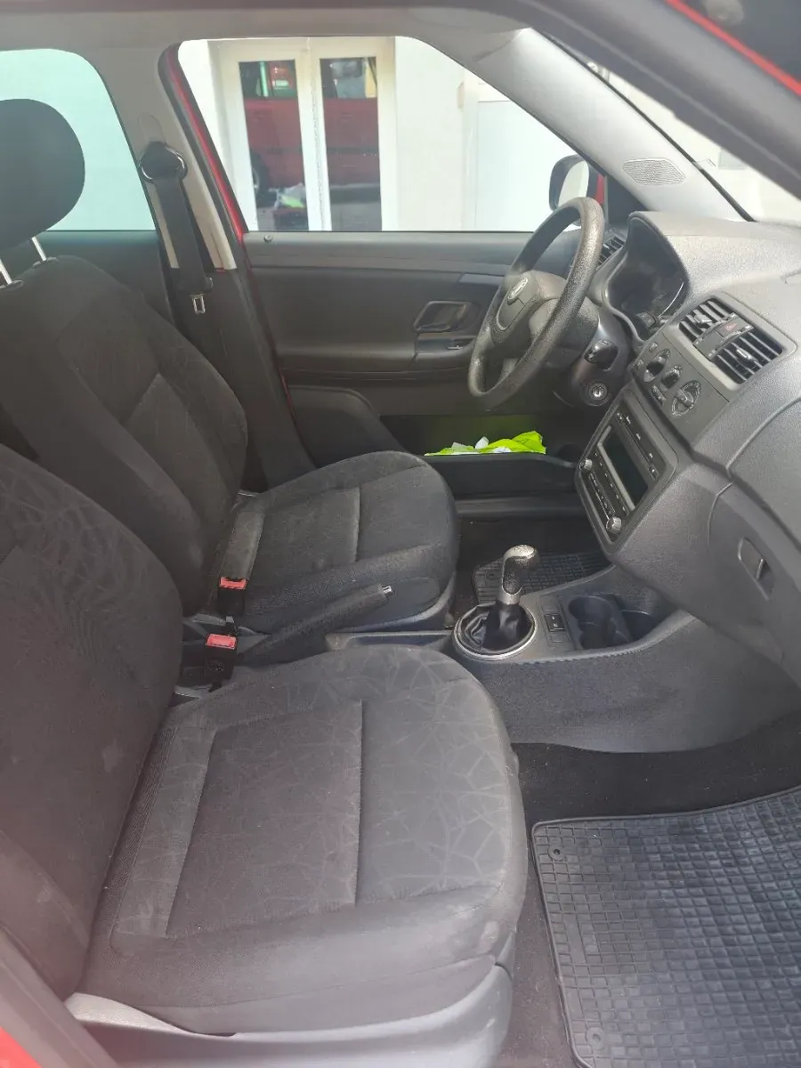 Skoda Fabia 2011 photo 2