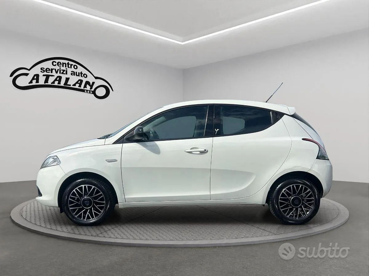 Lancia Ypsilon 2015 photo 2