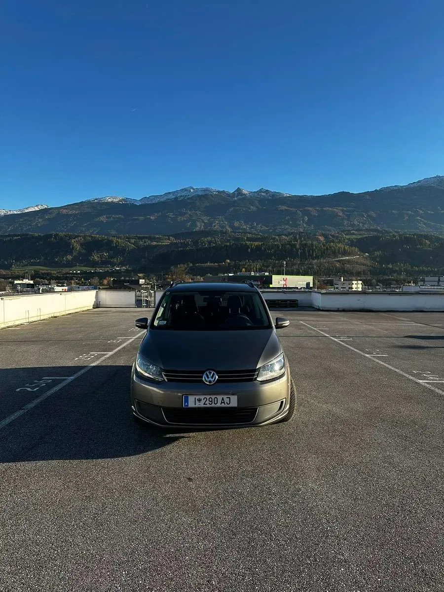 Volkswagen Touran 2011 photo 2