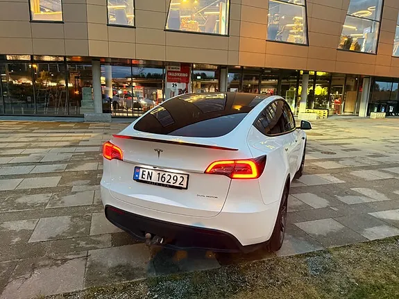 Tesla Model Y 2024 photo 3