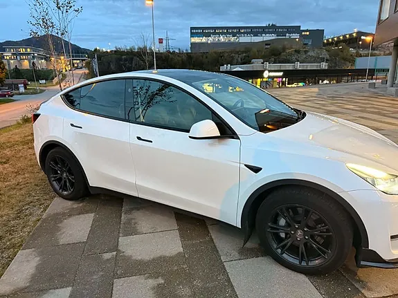 Tesla Model Y 2024 photo 2