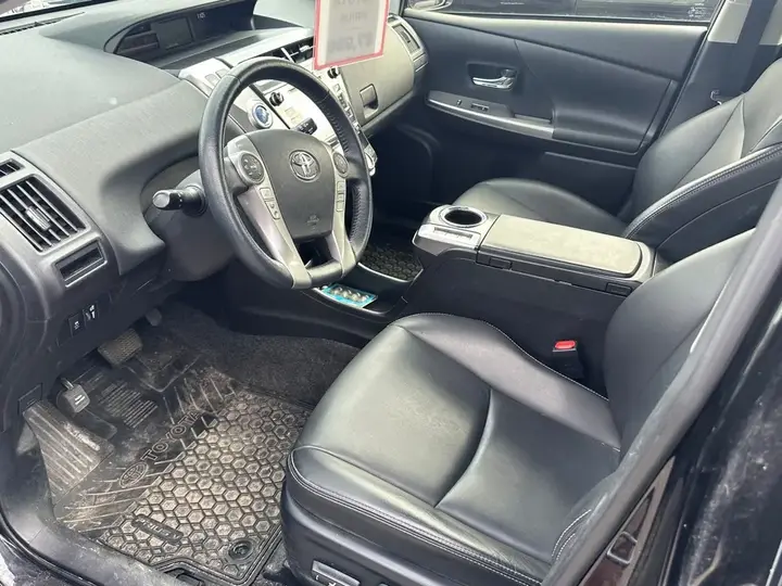 Toyota Prius V 2018 photo 3