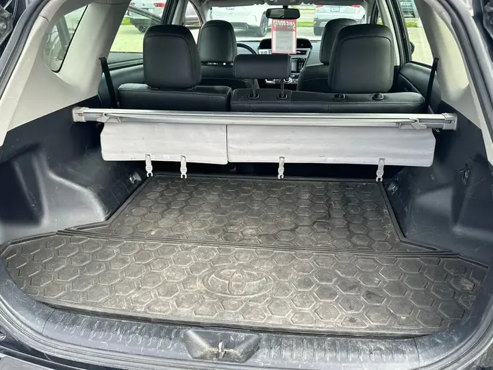 Toyota Prius V 2018 photo 2
