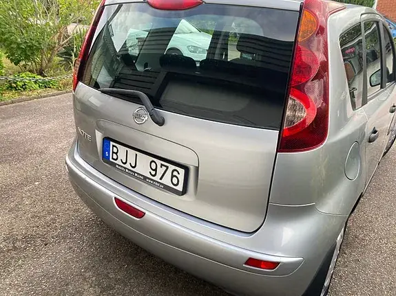 Nissan Note 2010 photo 4