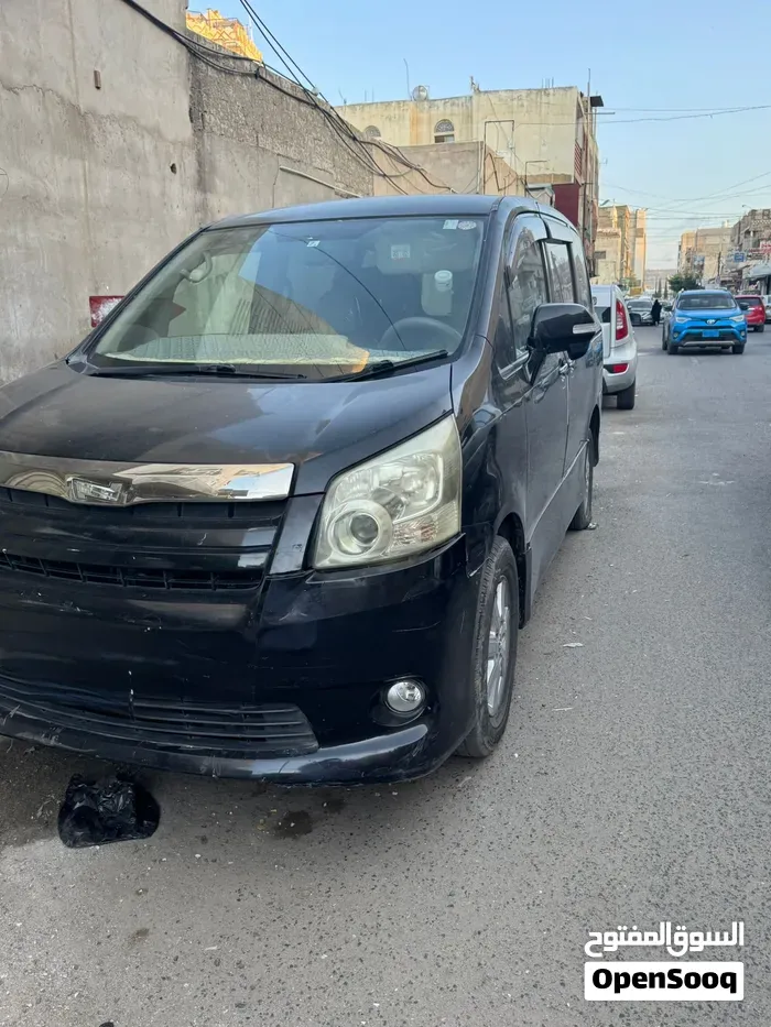 Toyota Voxy 2008 photo 2