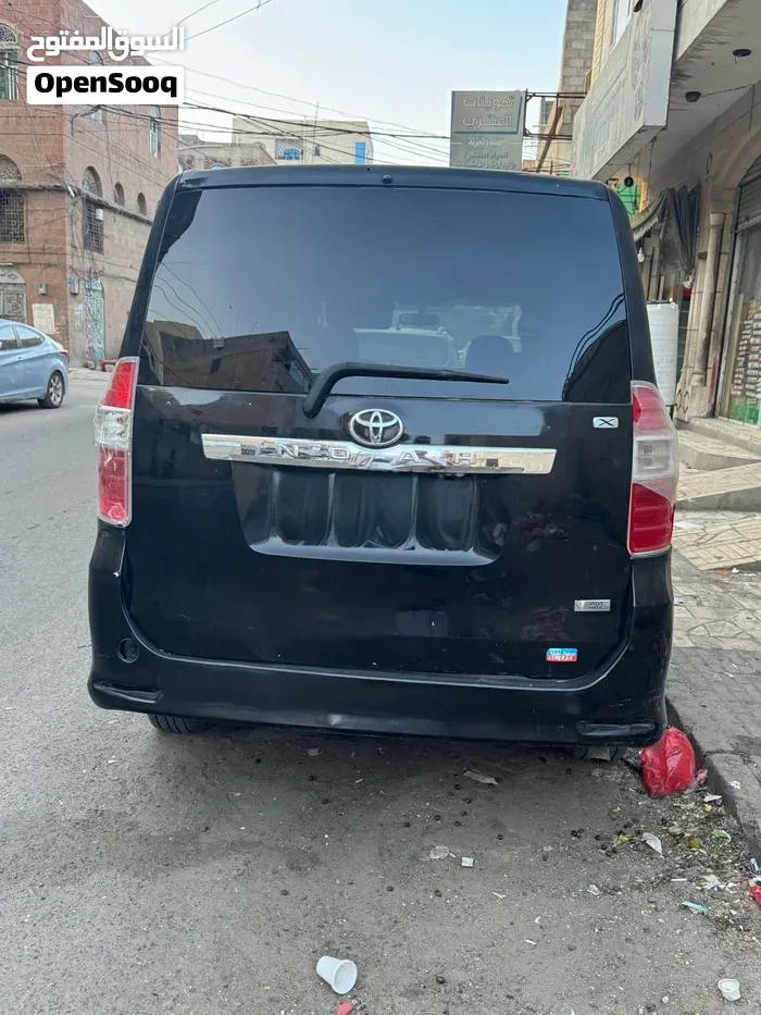 Toyota Voxy 2008 photo 4
